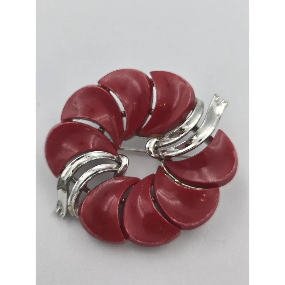 Vintage Lisner Red Thermoset Silver Tone Wreath Brooch Pin‎ Mid-Century Modern